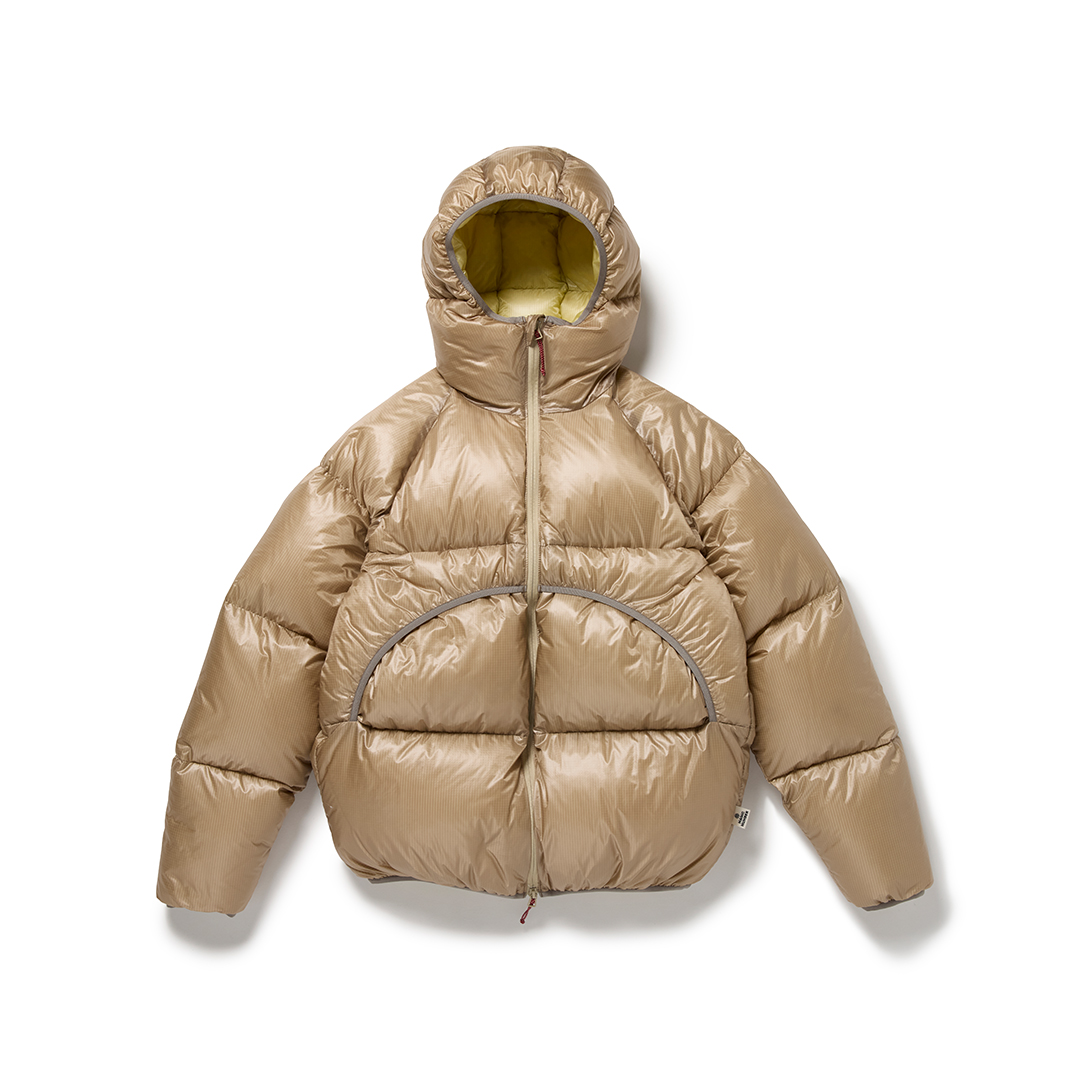 目指したのは“究極のシンプル” 極限までディテールを削ぎ落とした MAGIC NUMBER® × NANGA® のコラボレーションダウン