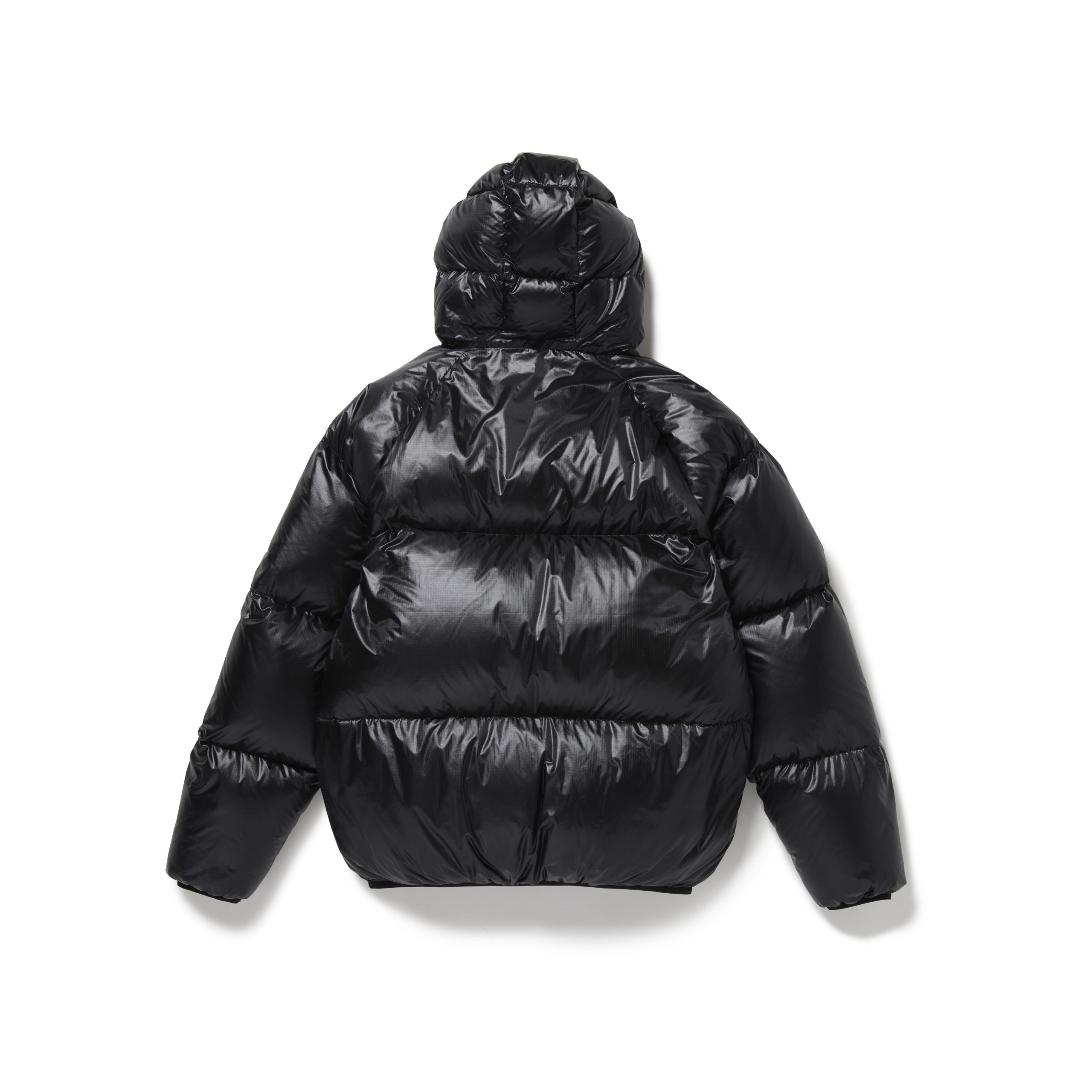 目指したのは“究極のシンプル” 極限までディテールを削ぎ落とした MAGIC NUMBER® × NANGA® のコラボレーションダウン